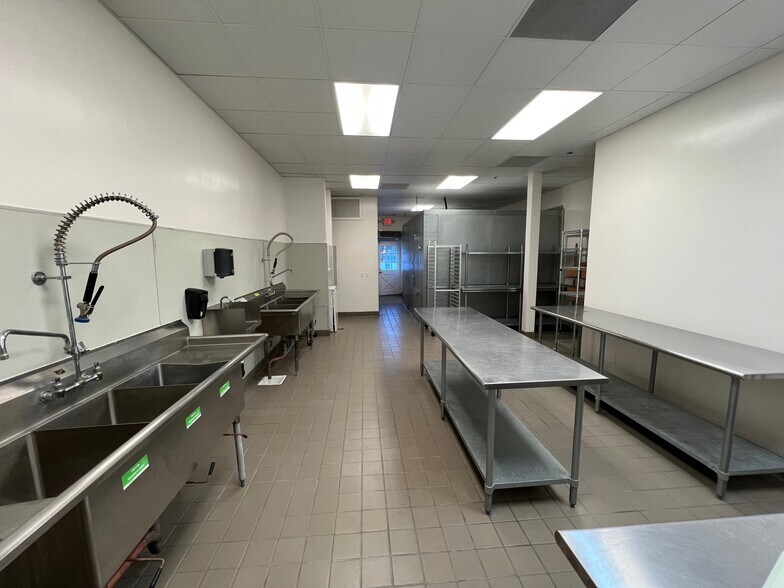 More Photos Of 22753-22755 Ventura Blvd, Woodland Hills Storefront For Lease