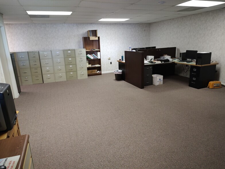 More Photos Of 1210 Madison St, Shelbyville Freestanding For Lease