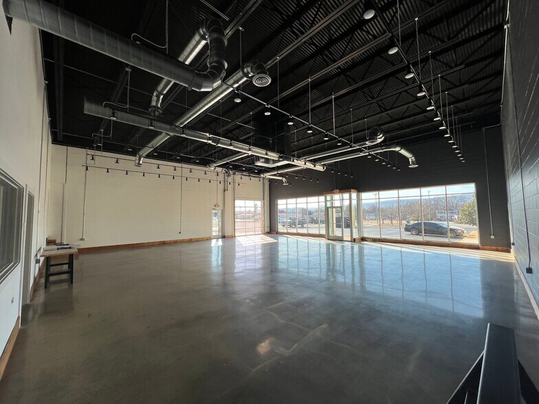 More Photos Of 2811 E 49th St, Chattanooga Showroom For Lease
