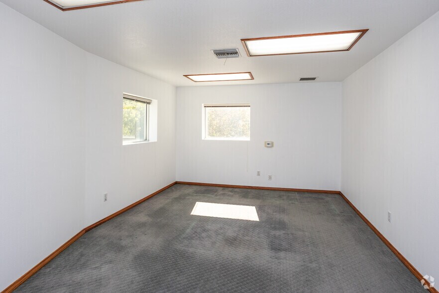 More Photos Of 23671-23675 Via Del Rio, Yorba Linda Light Manufacturing For Sale