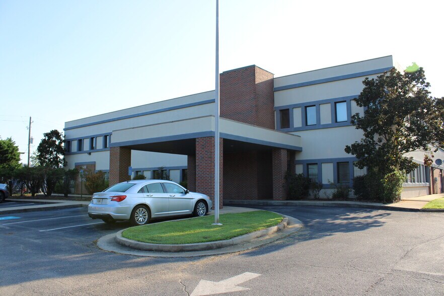 More Photos Of 1440 N Chase St, Athens Medical For Lease