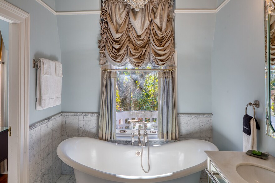 More Photos Of 14 E Taylor St, Savannah Specialty For Sale