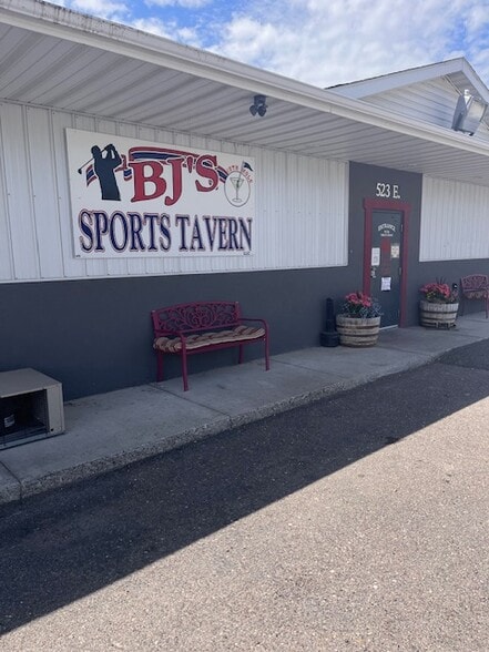 More Photos Of 523 E 5th N, Burley Bar For Sale