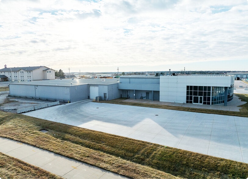 More Photos Of 9203 S 145th St, Omaha Auto Dealership For Lease