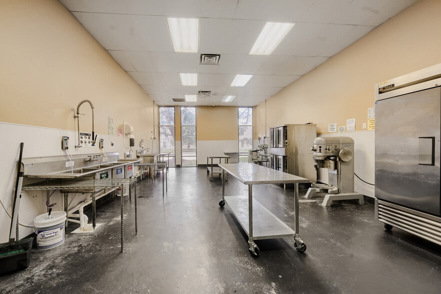 More Photos Of 4895-4897 Oakland St, Denver Food Processing For Sale