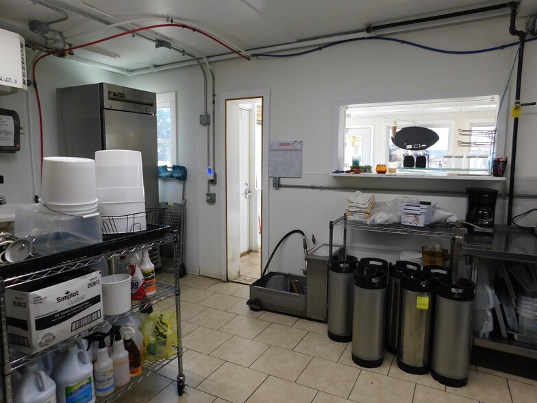 More Photos Of 606 N Jefferson St, Silver Lake General Retail For Sale