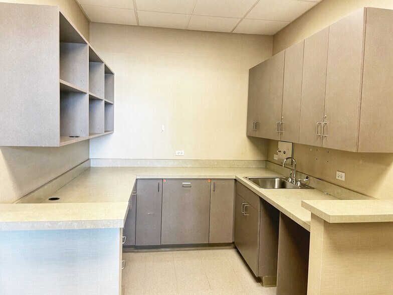 More Photos Of 900 Rand Rd, Des Plaines Medical For Lease
