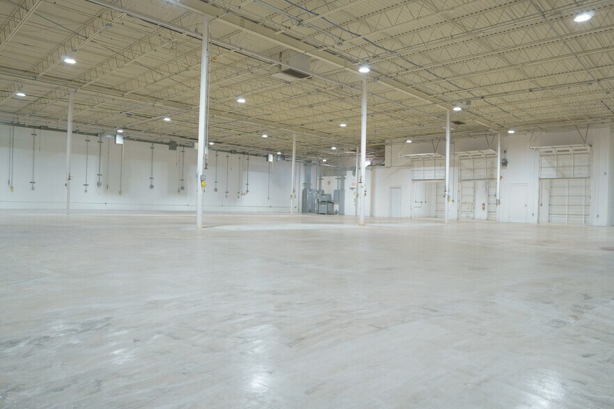 More Photos Of 9121 King Arthur Dr, Dallas Manufacturing For Lease
