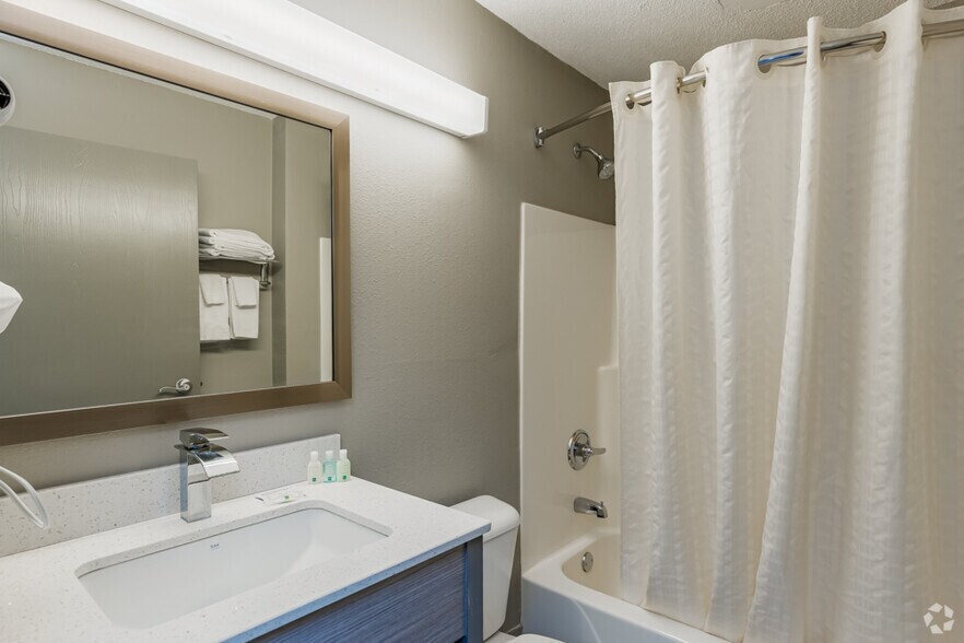 More Photos Of 2049 Leesburg Grove City Rd, Mercer Hotel For Sale