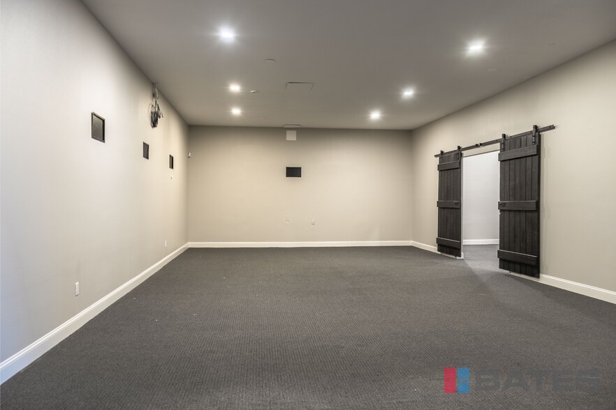 More Photos Of 198 Brothers Blvd, Red Oak Flex For Lease