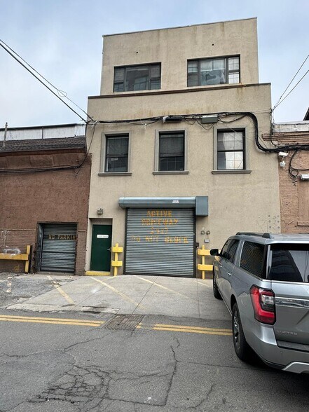 More Photos Of 3 Whale Sq, Brooklyn Warehouse For Lease