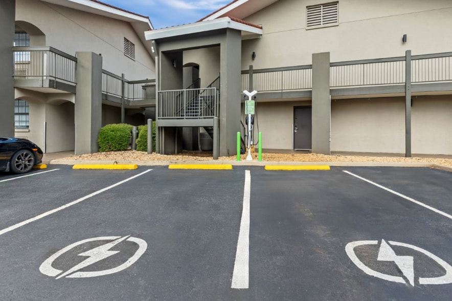 More Photos Of 4870 University Dr NW, Huntsville Hotel For Sale