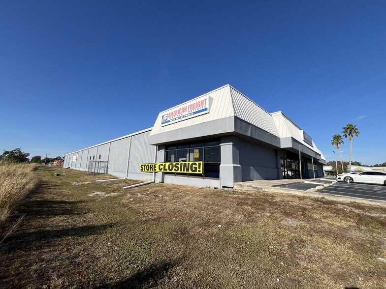 More Photos Of 2210 Commerce Point Dr, Lakeland Showroom For Lease