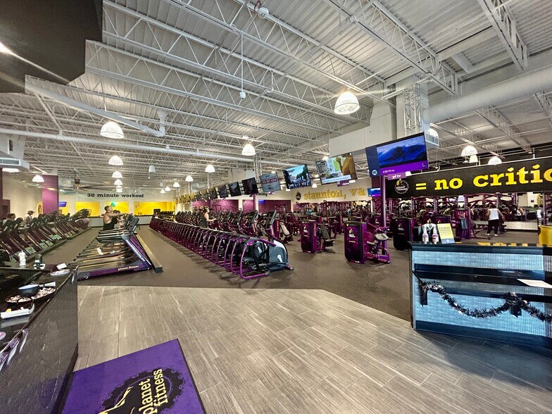 More Photos Of 1104 Greenville Ave, Staunton Storefront For Lease