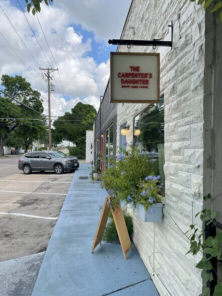 More Photos Of 108 N 25th St, Waco Storefront Retail Office For Sale