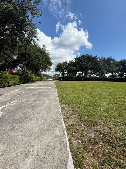More Photos Of 3273-3289 Lake Worth Rd, Palm Springs Warehouse For Lease