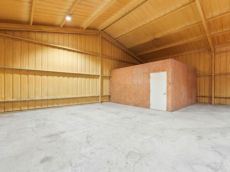 More Photos Of 117 Business Dr W, Kerrville Warehouse For Sale