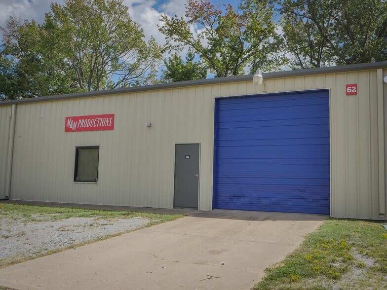 More Photos Of 62 Industrial Park Cir, Benton Light Distribution For Lease