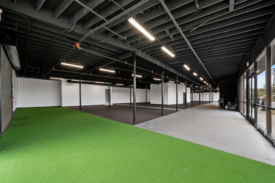 More Photos Of 800 E Dyer Rd, Santa Ana Showroom For Sale