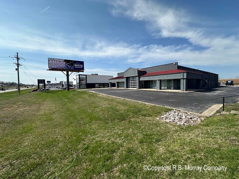 More Photos Of 350 S Ingram Mill Rd, Springfield Showroom For Lease