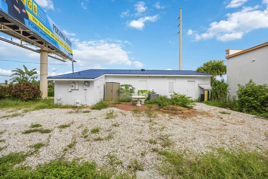 More Photos Of 2081 Tamiami Trl, Port Charlotte Freestanding For Sale
