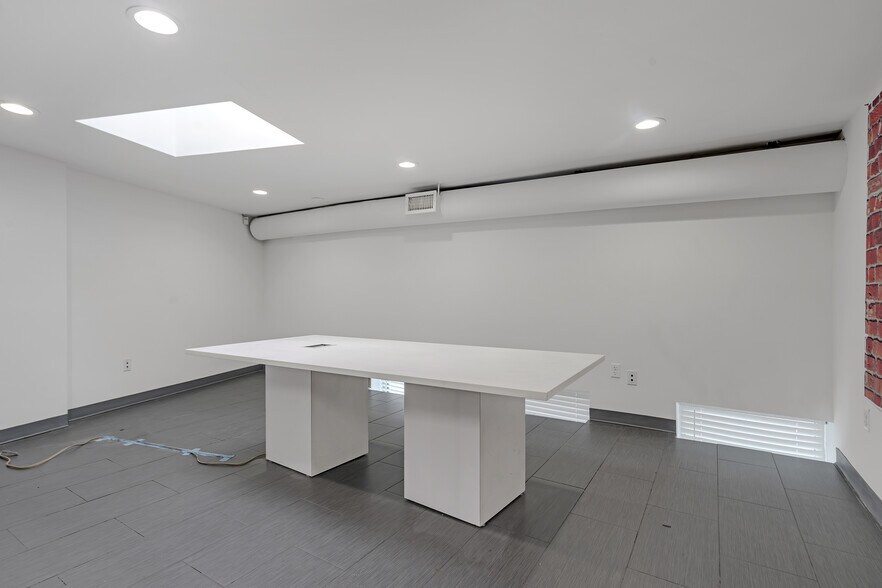 More Photos Of 3114 Tonnelle Ave, North Bergen Showroom For Lease