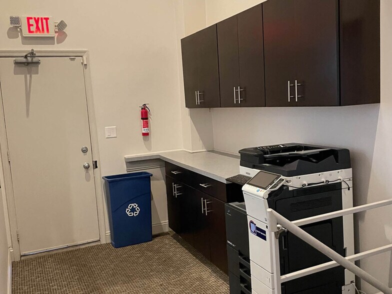 More Photos Of 29 S Duke St, York Storefront Retail Office For Lease