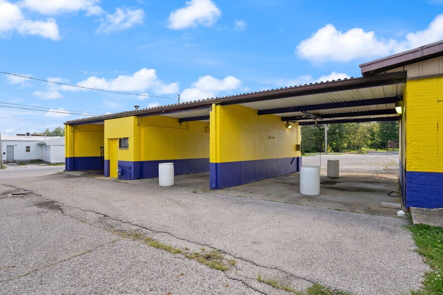 More Photos Of 756 Lakeshore Dr, Scottsburg Flex For Sale