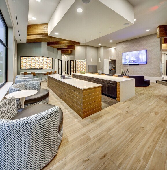 More Photos Of 200 Springtown Way, San Marcos Unknown For Lease
