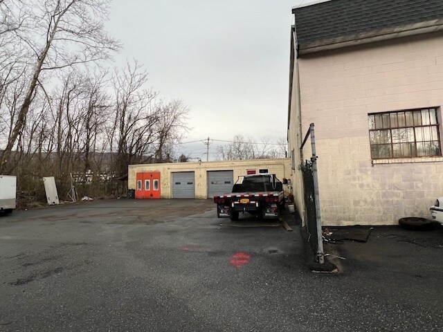 More Photos Of 29-31 Greenbush Rd, Orangeburg Freestanding For Sale