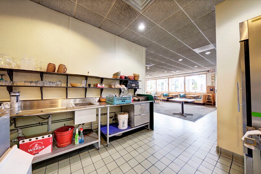 More Photos Of 1744 Biddle Ave, Wyandotte General Retail For Sale