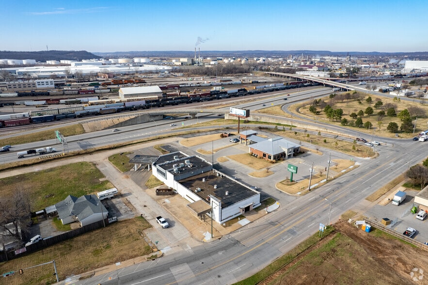 More Photos Of 2420-2440 Southwest Blvd, Tulsa Freestanding For Lease