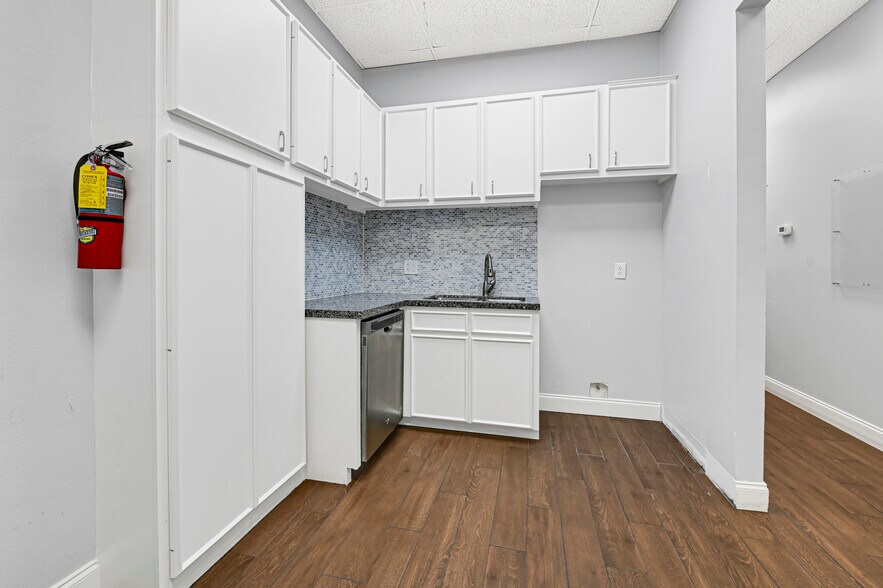 More Photos Of 12649-12655 Memorial Dr, Houston Storefront For Lease