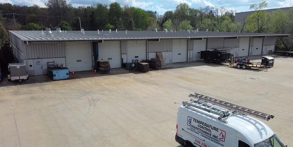 More Photos Of 2557-2571 Center Rd, Hinckley Warehouse For Lease
