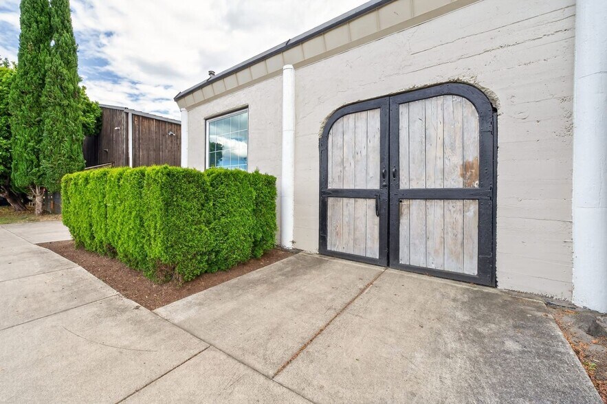 More Photos Of 258 N Kutch St, Carlton Storefront For Lease