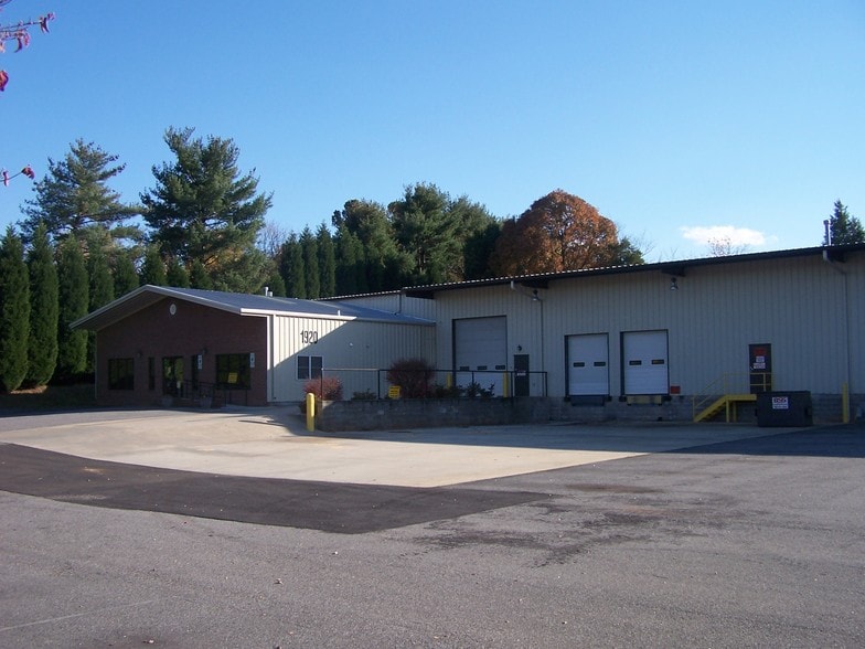 More Photos Of 1920 Flintstone Dr, Statesville Warehouse For Lease