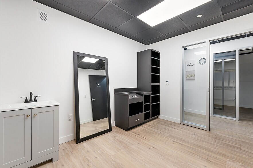 More Photos Of 801-803 W Big Beaver Rd, Troy Office For Lease