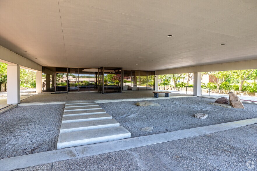 More Photos Of 2150 Grand Ave, Des Moines Office For Lease