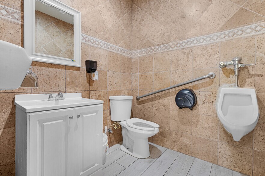 More Photos Of 6120 N 59th Ave, Glendale General Retail For Sale