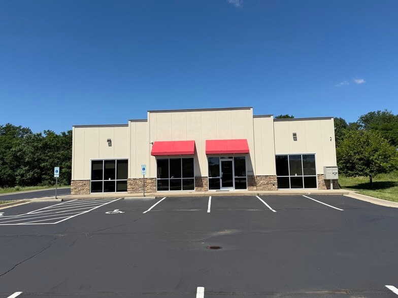 More Photos Of 8576 N Green Hills Rd, Kansas City Storefront Retail Office For Lease