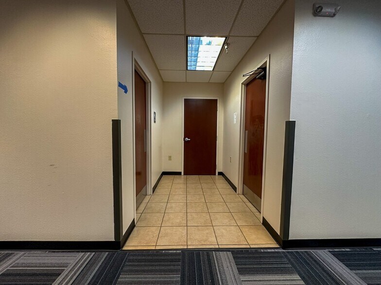 More Photos Of 806 Willowcreek Dr, Jacksonville Warehouse For Lease