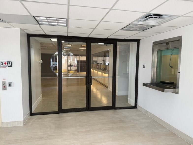 More Photos Of 2434 Hollywood Blvd, Hollywood Office For Sale