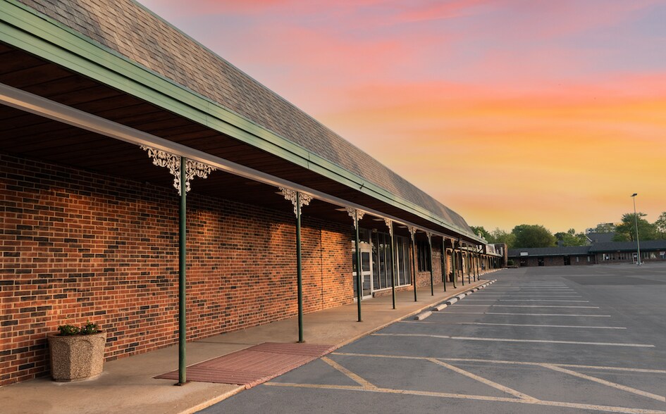 More Photos Of 1675 E Seminole St, Springfield Unknown For Lease