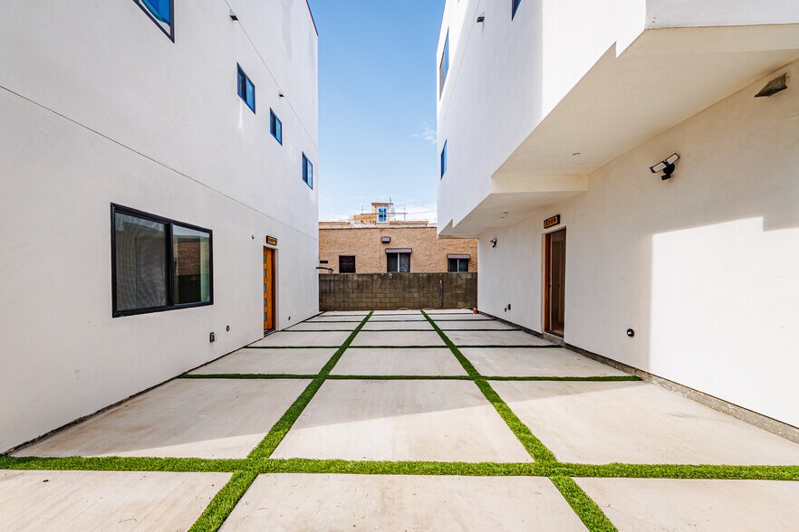 More Photos Of 5207 W 20th St, Los Angeles Multifamily For Sale