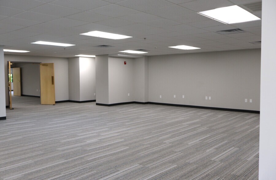 More Photos Of 2 Commerce Dr, Bedford Office For Lease