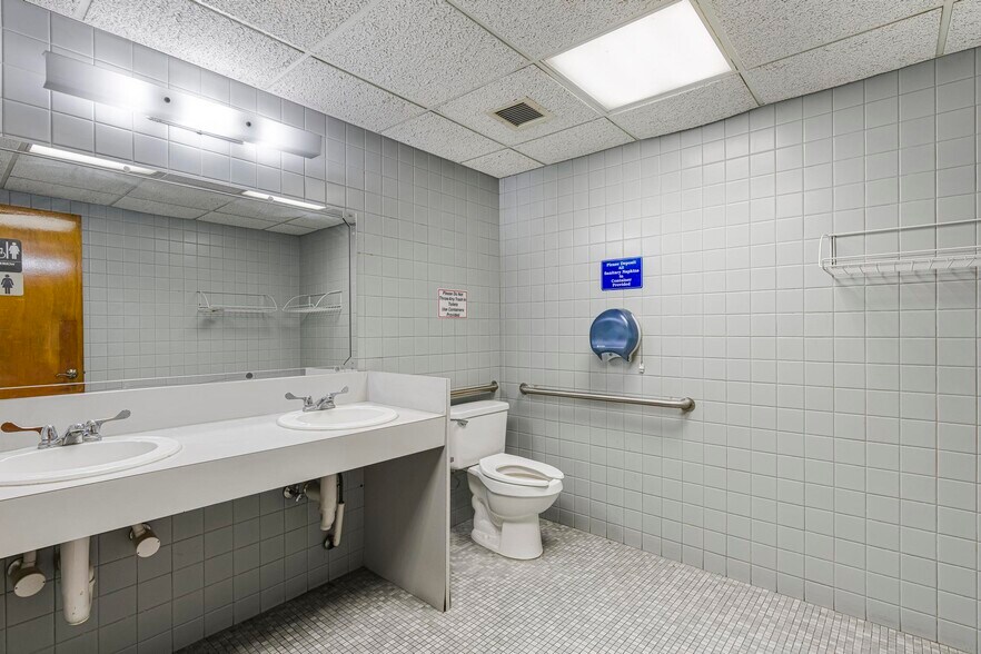 More Photos Of 1750 NE 8th St, Homestead Bank For Lease