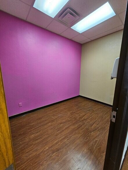 More Photos Of 215 E Randolph Ave, Enid Storefront For Lease