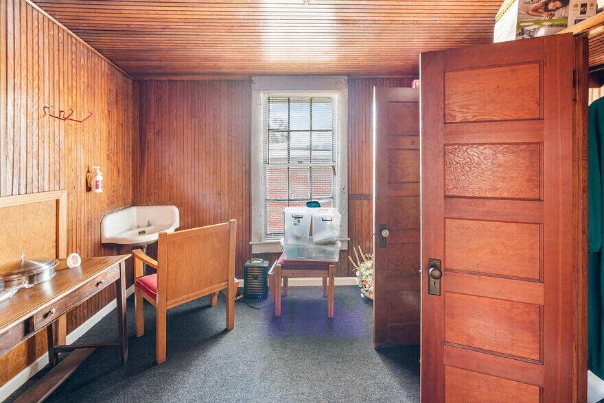 More Photos Of 902 W 36th St, Savannah Religious Facility For Lease