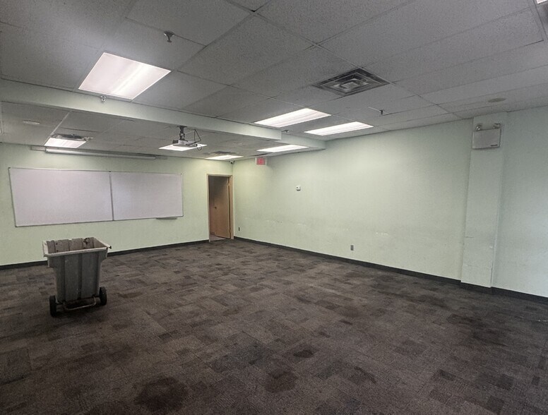 More Photos Of 1450-1470 Midland Ave, Toronto Apartments For Lease