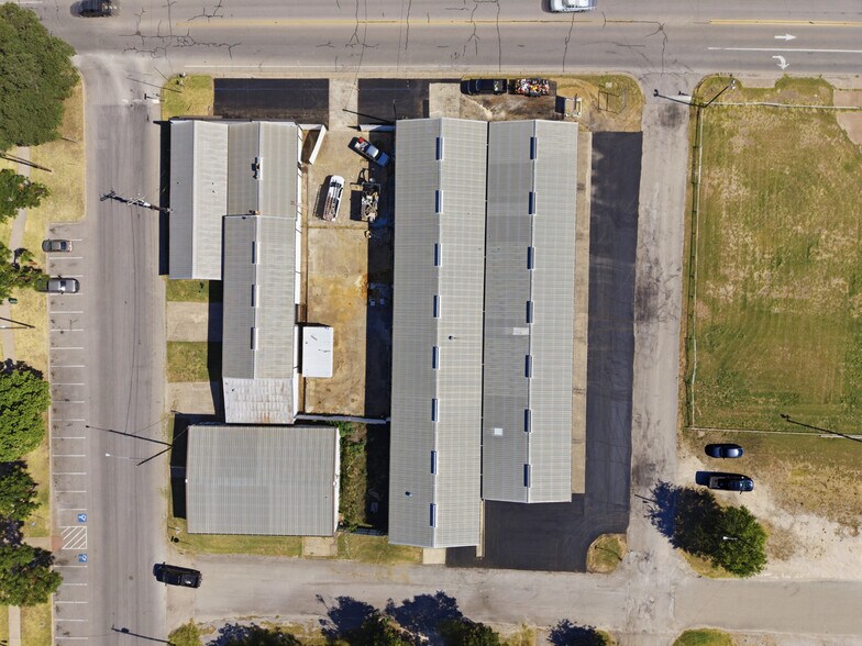 More Photos Of 201 W Westhill Dr, Cleburne Warehouse For Lease